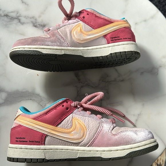 social status strawberry